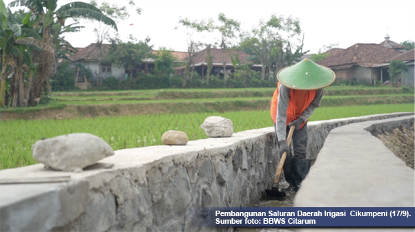 Ketika Saluran Irigasi Cikumpeni Deras, Rezeki Petani Cikutamahi Lancar