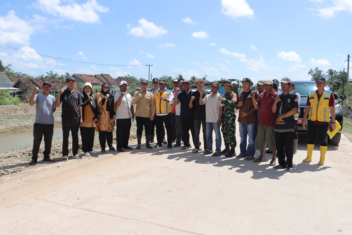 foto bersama dengan warga