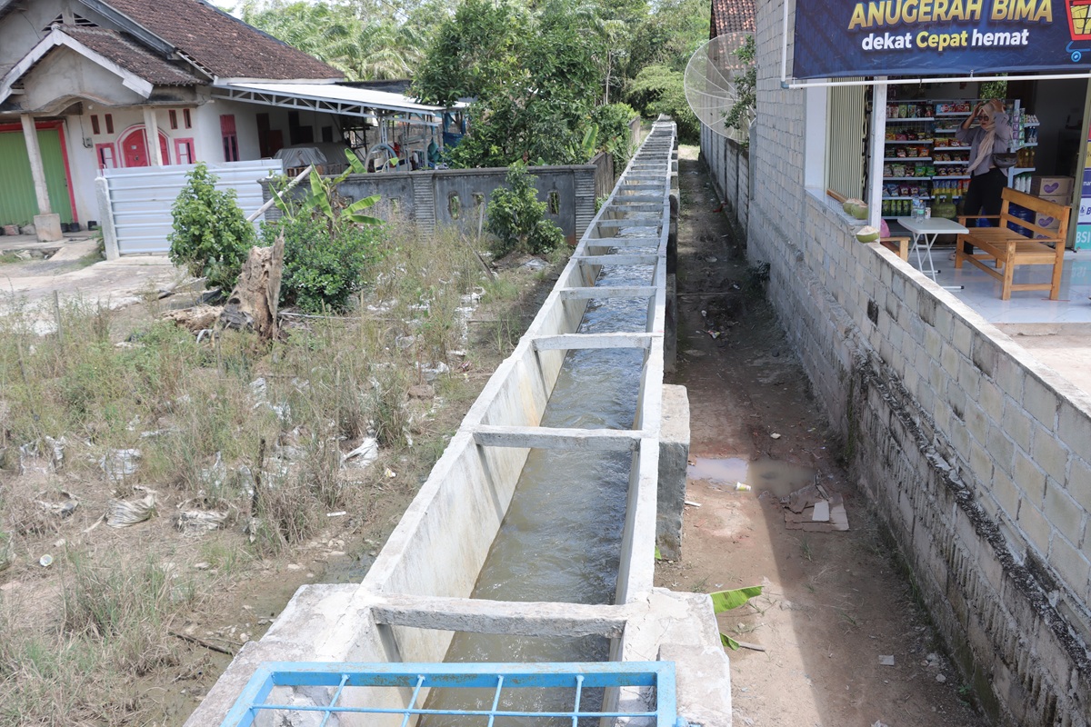 kondisi saluran irigasi yang sudah rampung diperbaiki
