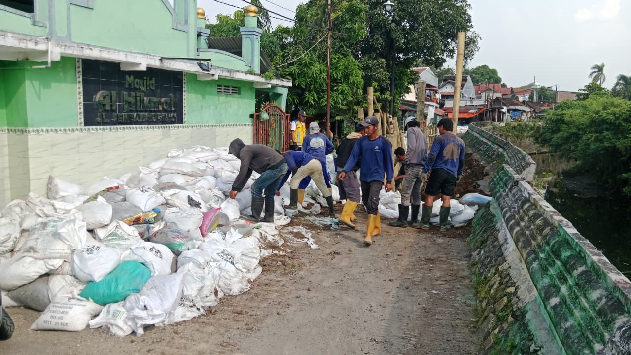 Kolaborasi Penanganan Darurat Jalan Amblas di Sungai Silandak, Kelurahan Kalibanteng Kulon