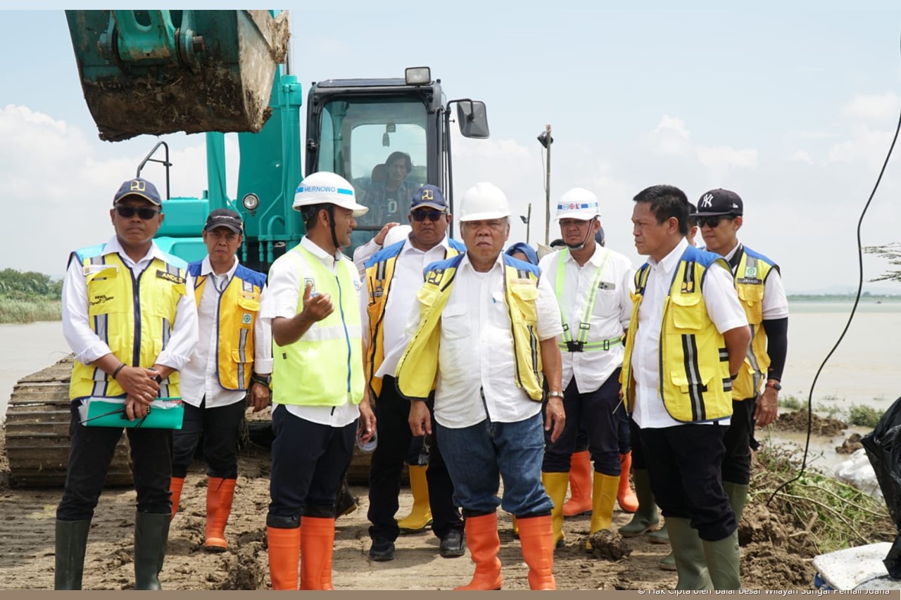 Menteri PUPR Meninjau Penanganan Darurat Banjir Sungai Wulan