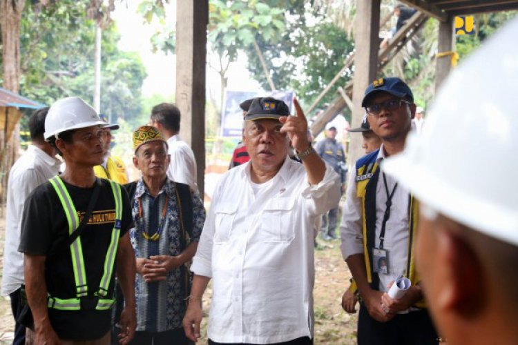 Menteri Basuki Tinjau Renovasi Rumah Adat Betang Lunsa Hilir Kalimantan Barat, Targetkan Rampung di November 2023