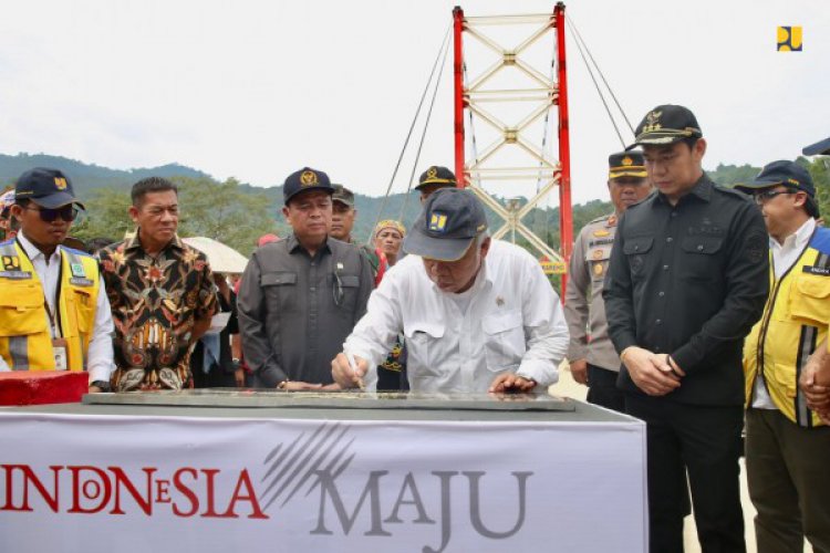 Menteri Basuki Bersama Ketua Komisi V DPR RI Resmikan Jembatan Gantung Kareho di Kalimantan Barat