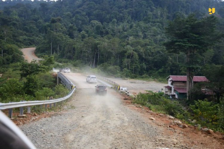 Kementerian PUPR Terus Lanjutkan Pembangunan Jalan Perbatasan Kalbar Hingga Tembus ke Kaltim 608 Km