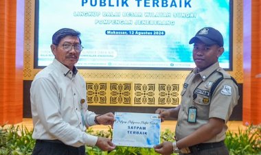Penyerahan Penghargaan Petugas Pelayanan Publik Terbaik