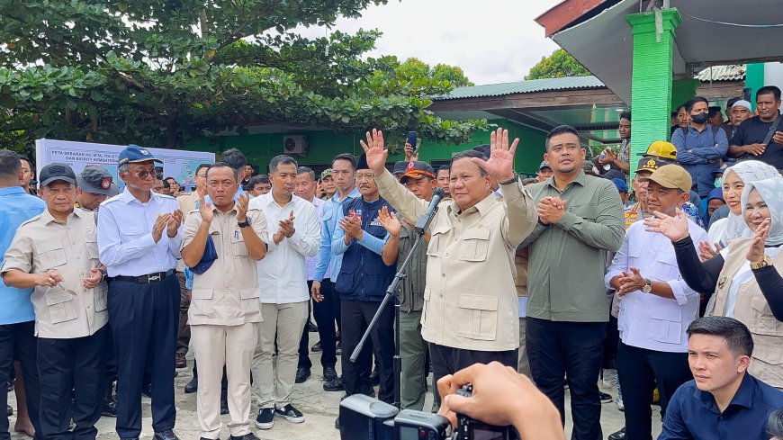 Tinjau Dampak Banjir, Menteri PU Dampingi Presiden Prabowo Sapa Pengungsi Korban Bencana di Kabupaten Langkat
