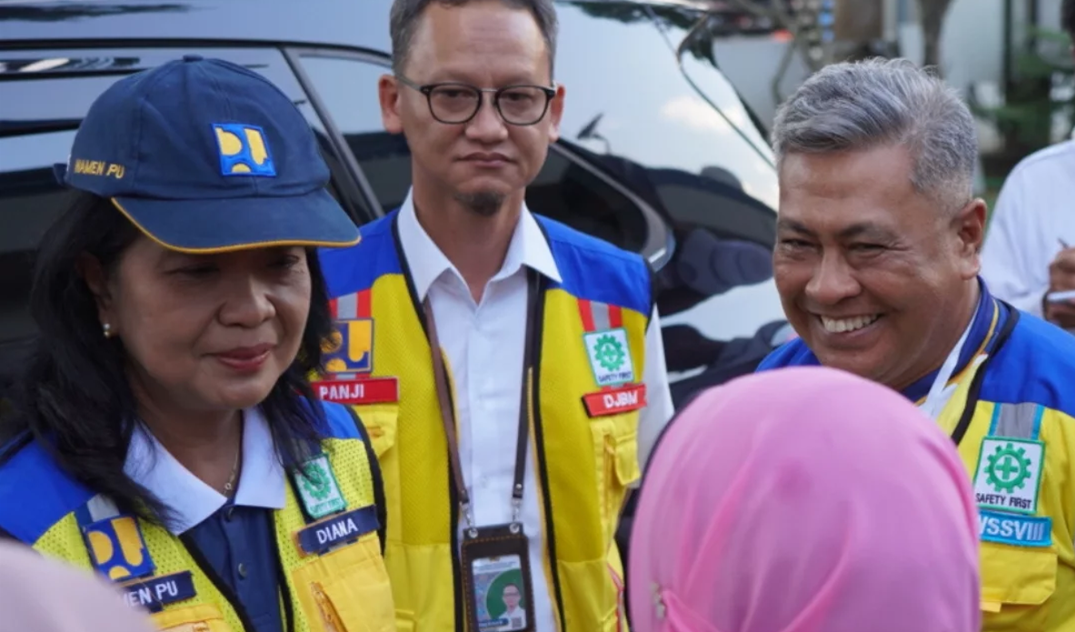 Yalangoch DJ Gasoline porno rasmlar Ayollar trusigini hidlayotganda ushlandi (ruscha video)