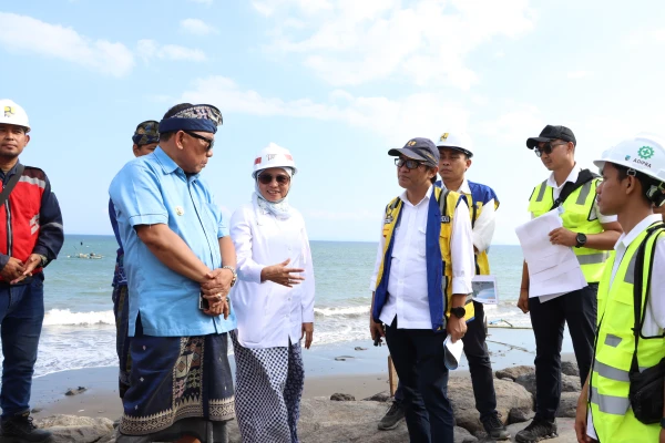 Mendampingi Anggota 10 Komisi V DPR RI Meninjau Pekerjaan Pembangunan Pengaman Pantai Pebuahan Kab. Jembrana