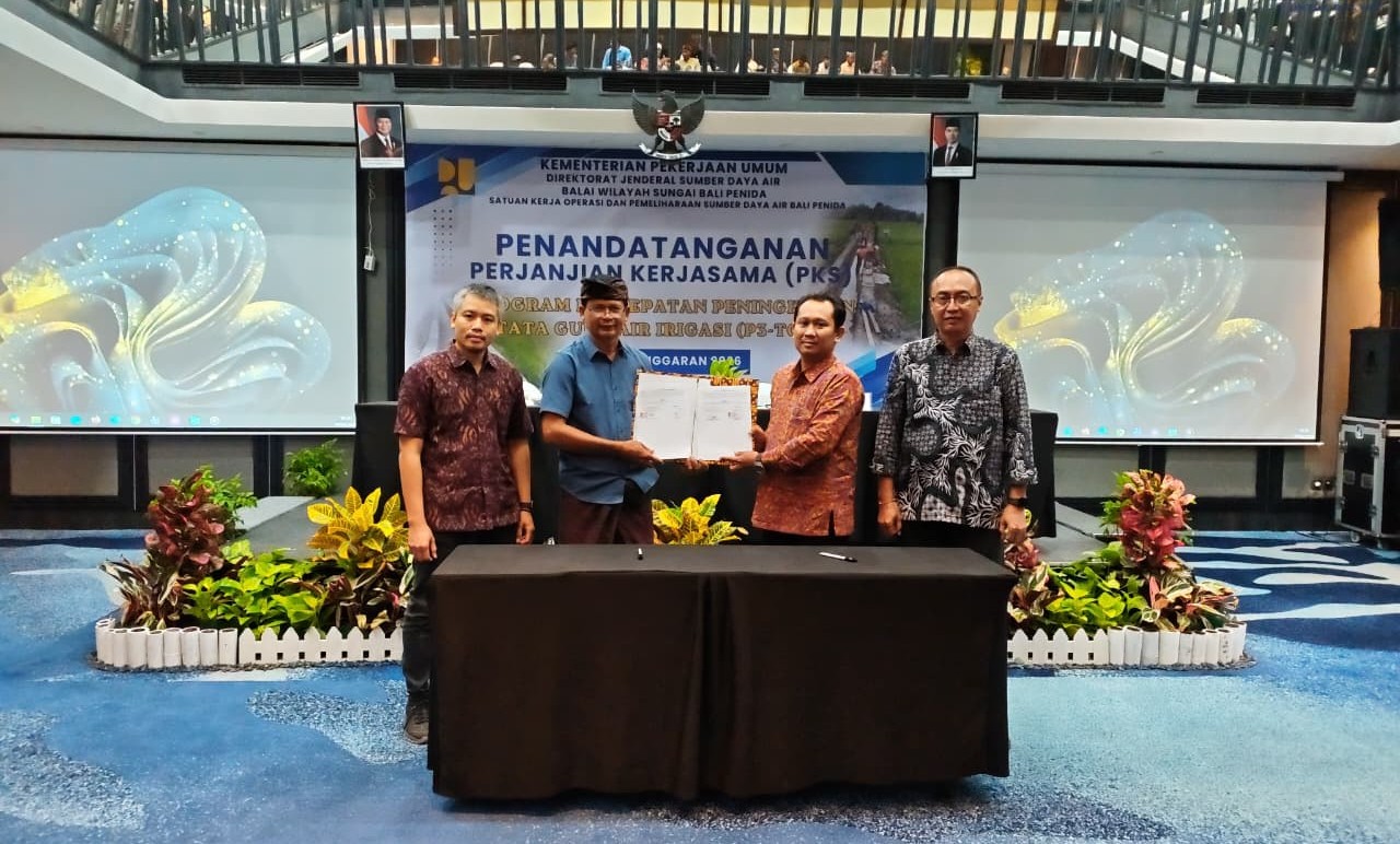 Kepala Seksi OP Bali Penida (kiri), Kepala Satker OP Bali Penida (kanan), PPK OP II Bali Penida dan Perwakilan GP3A/P3A/Subak dalam kegiatan Penandatanganan PKS P3-TGAI 2026 di Badung pada Jumat (19/6).