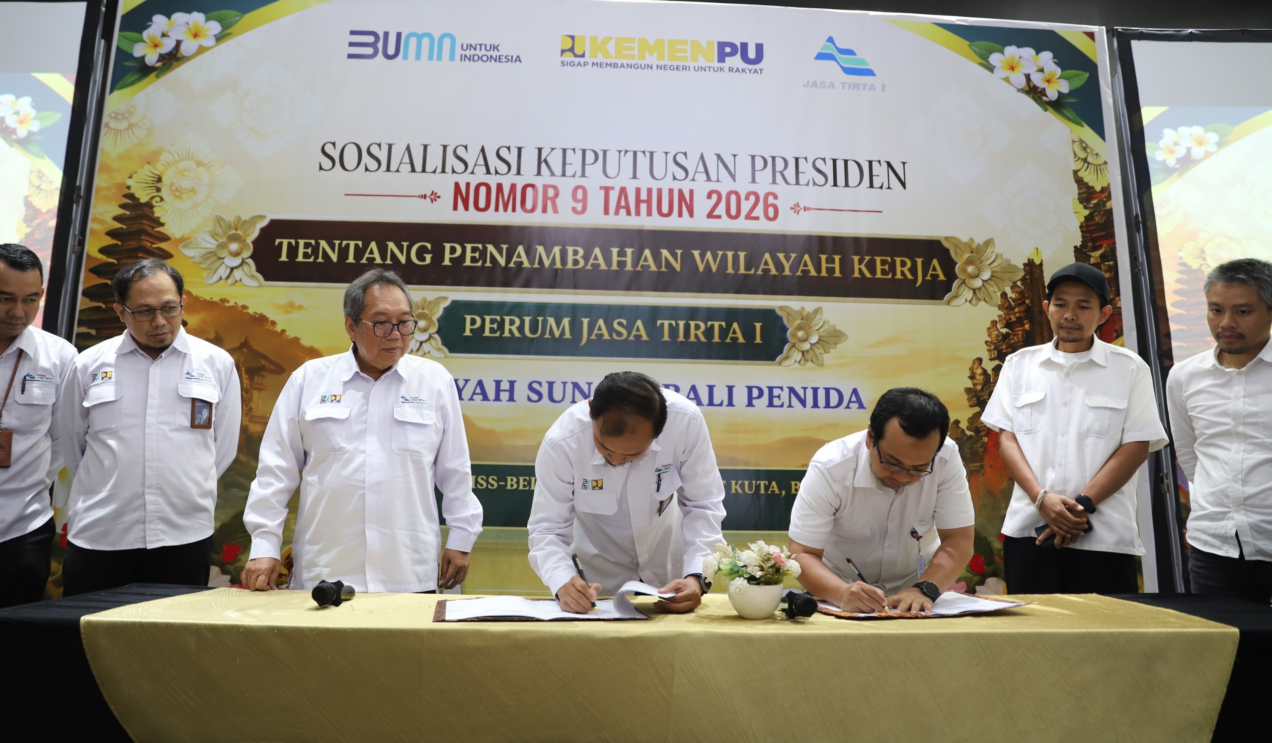 Direktur Utama Perum Jasa Tirta I, Fahmi Hidayat (kiri) dan Kepala BWS Bali Penida, Gunawan Suntoro (kanan) menandatangani Berita Acara Kesepakatan Pengelolaan Sumber Daya Air di Wilayah Sungai Bali-Penida pada Selasa (30/6).