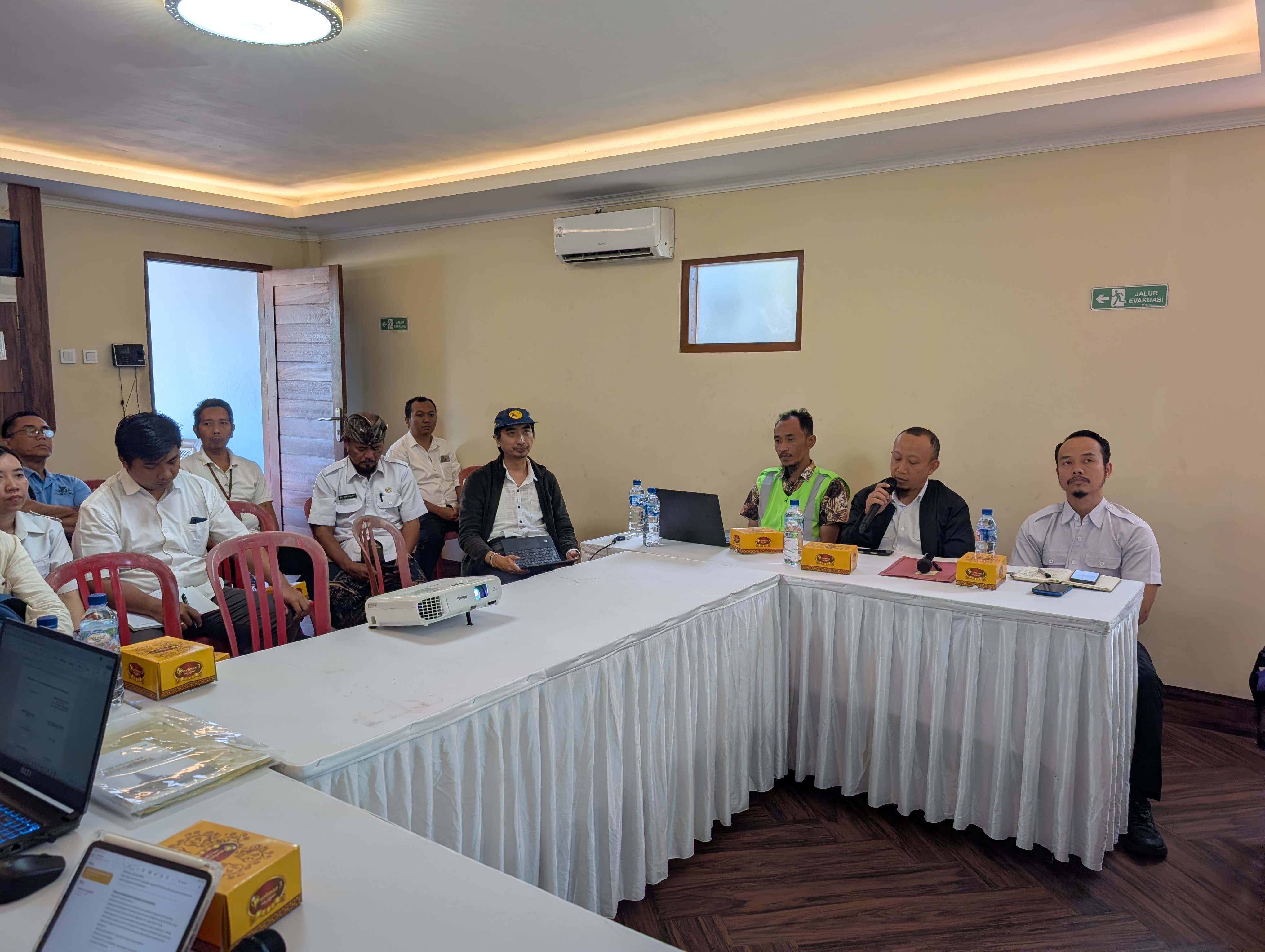 PPK Danau, Situ, Embung dan PPK Perencanaan Bendungan memberikan pemaparan pada kegiatan Sosialisasi Penyempurnaan Instrumen Waduk Muara Nusa Dua di Kota Denpasar pada Kamis (2/7).
