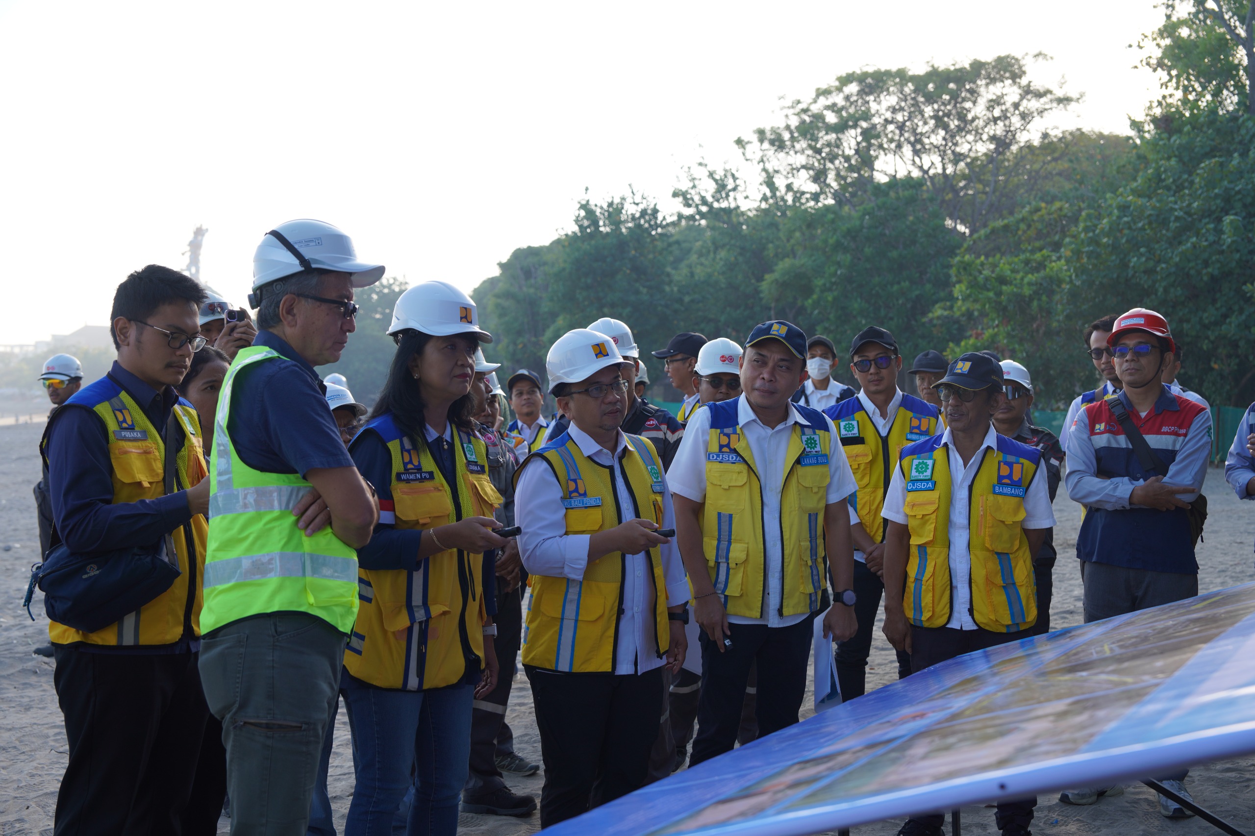 Kepala BWS Bali Penida, Gunawan Suntoro saat memberikan penjelasan mengenai progres pekerjaan BBCP Phase II Package II Kuta-Legian-Seminyak Beach Conservation Works kepada Wakil Menteri PU, Diana Kusumastuti pada Minggu (5/7).