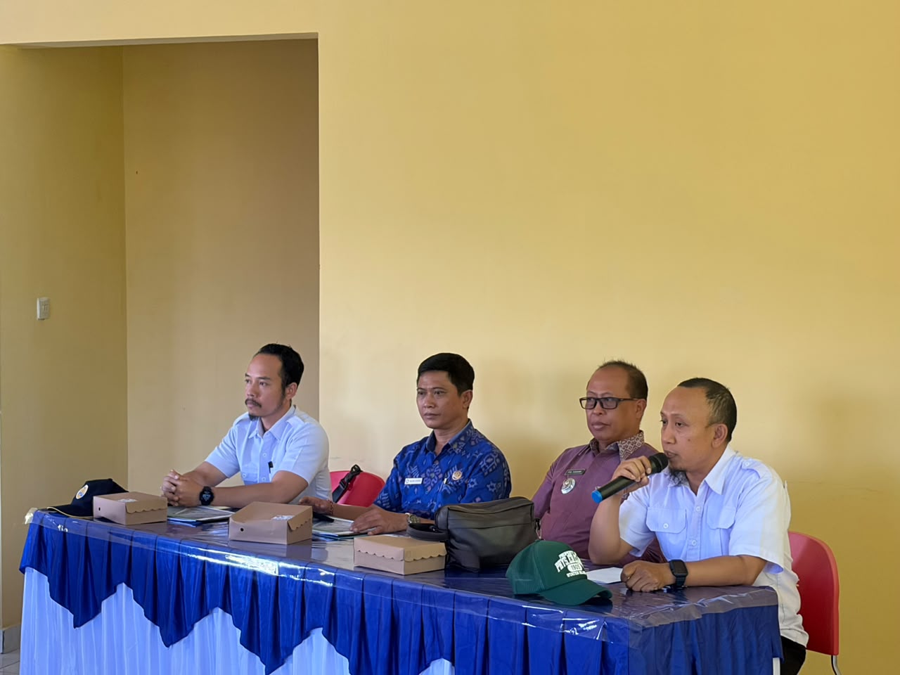 PPK Perencanaan Bendungan (kiri) dan PPK Danau, Situ, Embung (kanan) memberikan pemaparan pada kegiatan Sosialisasi Pekerjaan Penyempurnaan Hidromekanikal Bendungan Titab di Kabupaten Buleleng pada Selasa (7/7).