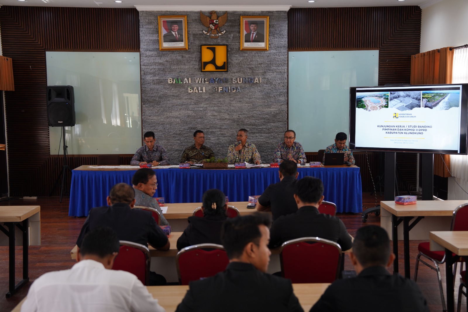 Kepala Seksi Pelaksanaan BWS Bali Penida serta Kepala Satuan Kerja Operasi dan Pemeliharaan Bali Penida saat menerima kunjungan kerja Komisi II DPRD Kabupaten Klungkung pada Rabu (8/7).