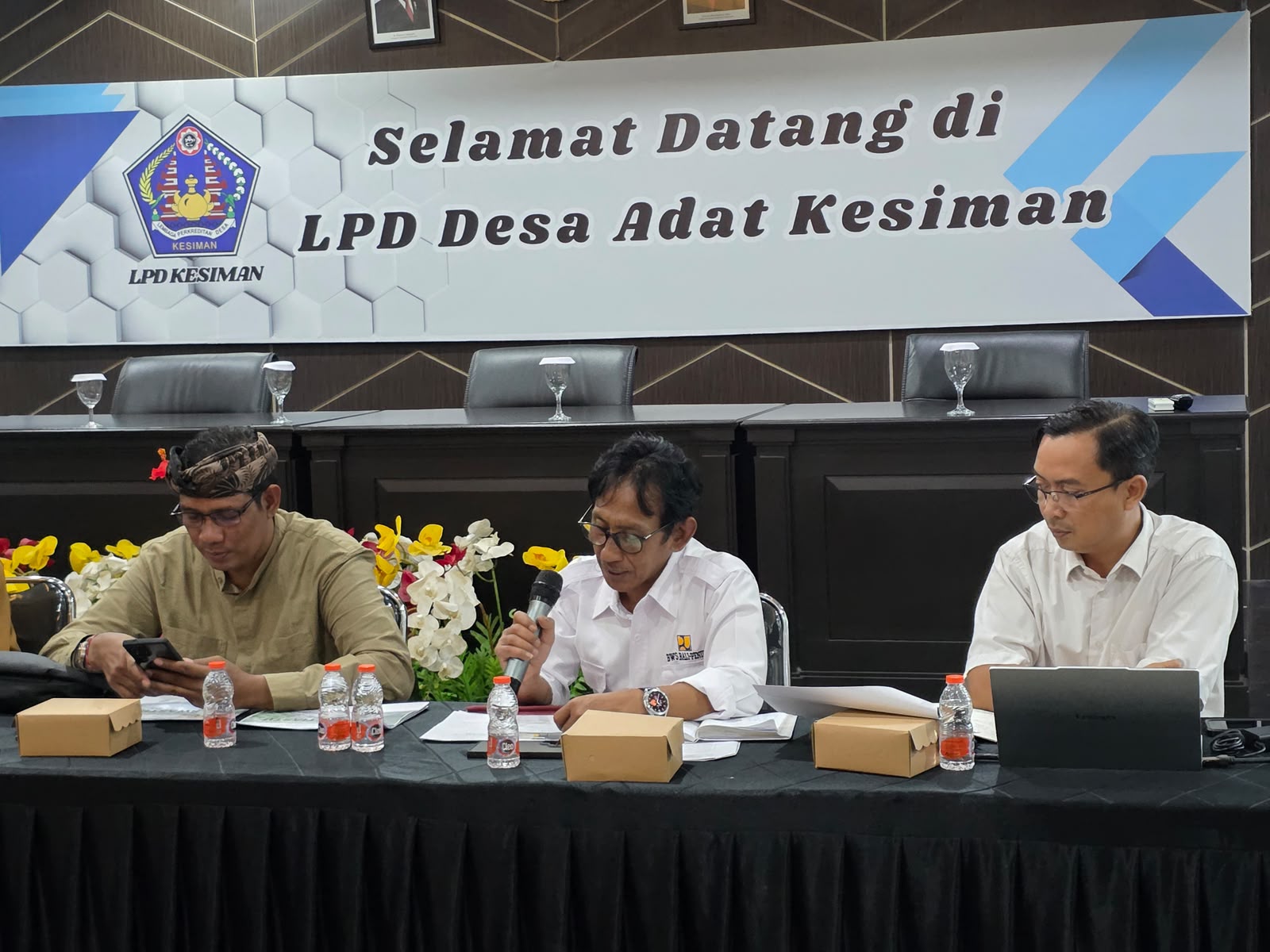 PPK Sungai dan Pantai I saat menjelaskan tahapan pelaksanaan pekerjaan pembangunan dan rehabilitasi prasarana pengendali banjir di Kota Denpasar pada Senin (13/7).