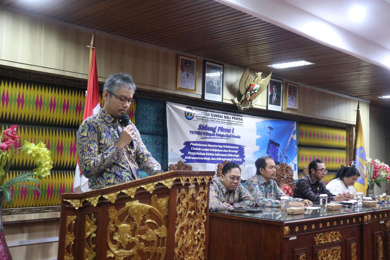 Plt. Kepala Seksi Operasi dan Pemeliharaan Sumber Daya Air (OPSDA) Bali Penida saat memberikan sambutan pada Sidang Pleno I Tahun 2026 terkait Pembahasan Monitoring Pelaksanaan Tindak Lanjut Kebijakan dan Strategi Pengelolaan Sistem Informasi Hidrologi, Hidrometeorologi, dan Hidrogeologi (PSIH3) pada Rabu (8/7).