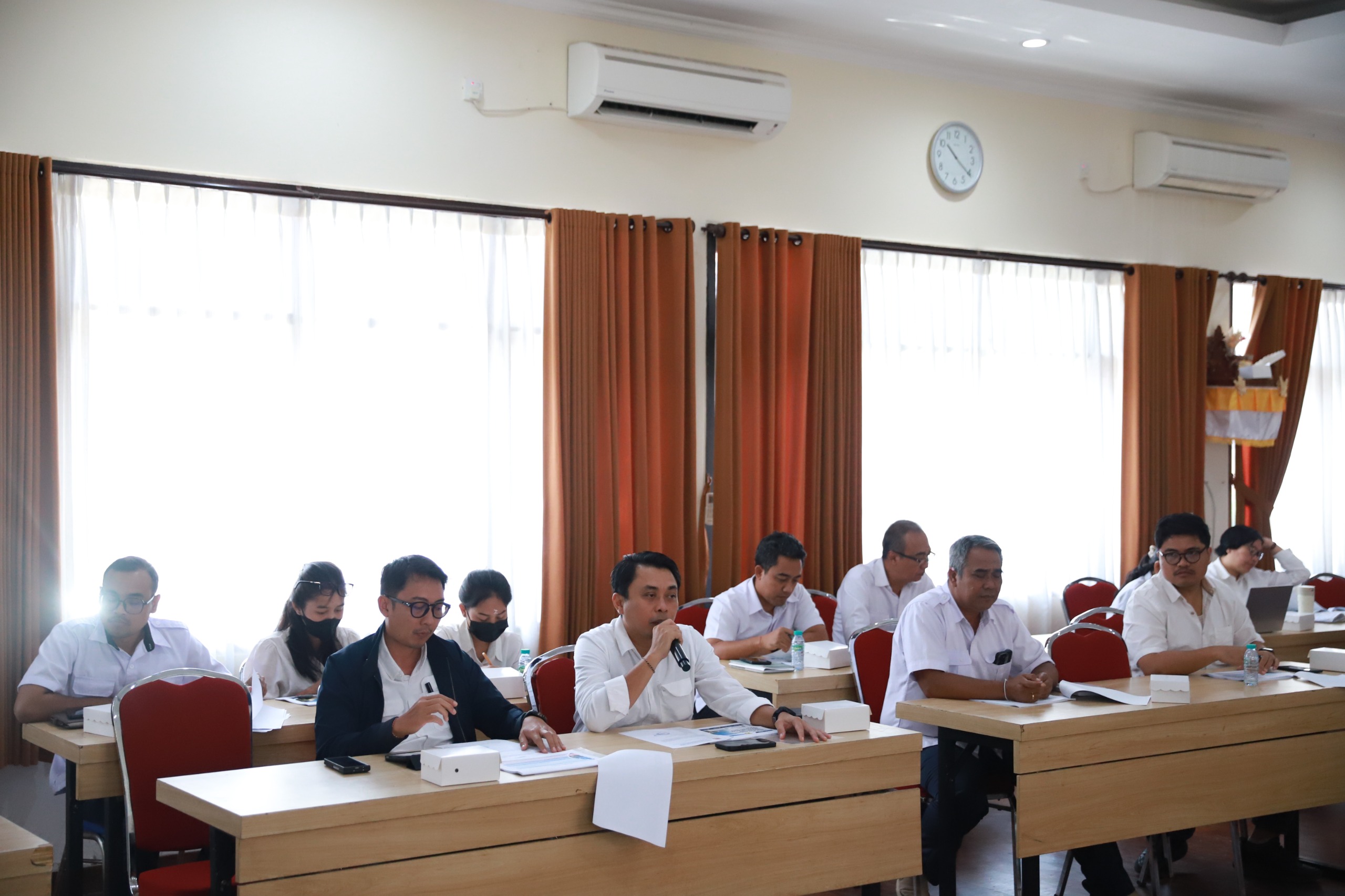 Kepala SNVT PJSA Bali Penida, Gede Lanang Sunu Perbawa saat memimpin Rapat Sinkronisasi Kegiatan TKMPP di Denpasar, Kamis (20/8).