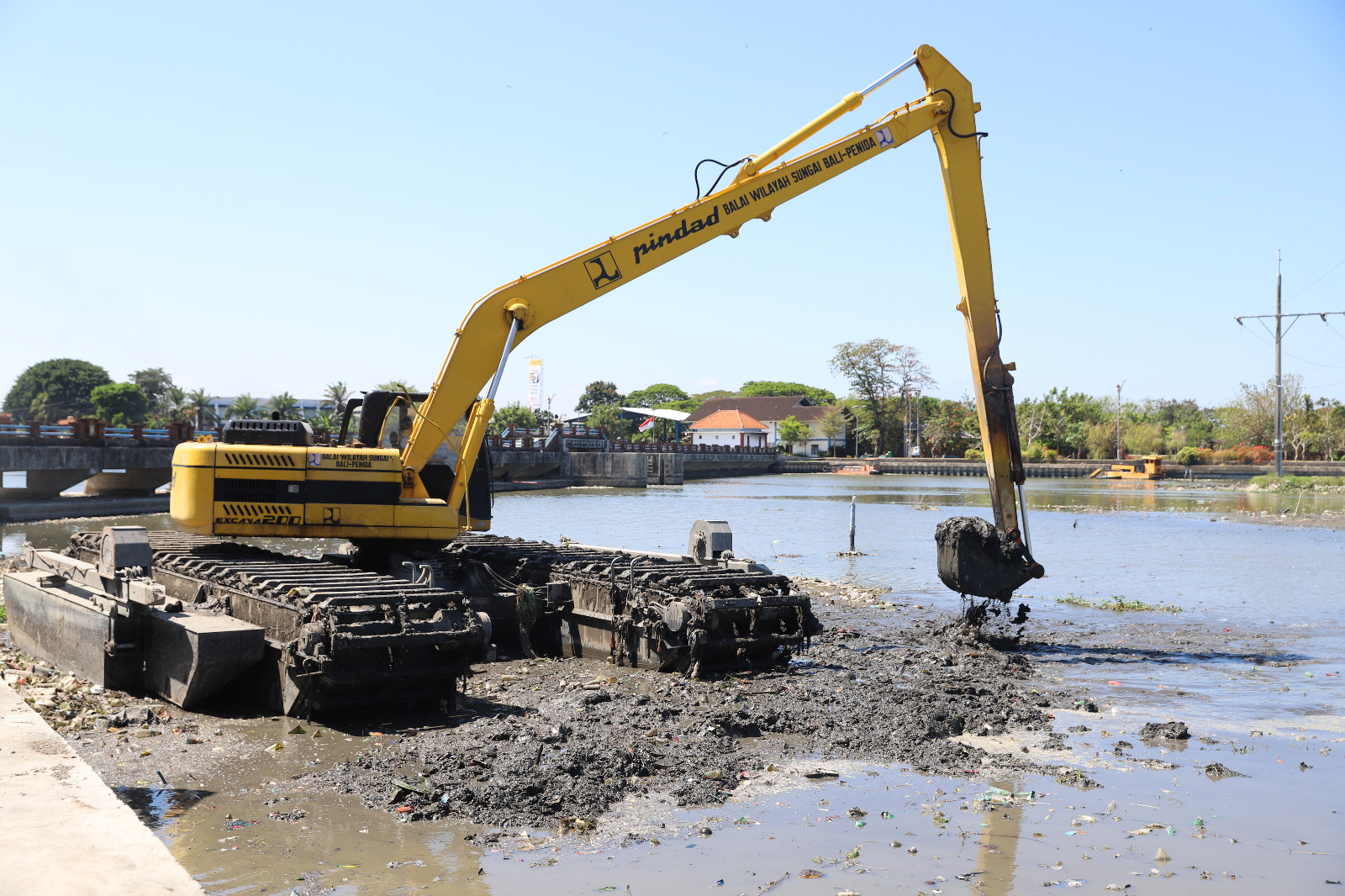 Pekerjaan pengerukan sedimentasi di Waduk Muara Nusa Dua menggunakan excavator amphibious sebagai bagian dari upaya pemeliharaan dan optimalisasi fungsi waduk, Rabu (26/8).