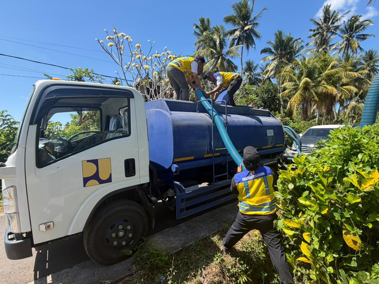 Mobil Tangki Air BWS Bali Penida menyalurkan 40.000 liter air untuk lahan pertanian terdampak kekeringan di Subak Tegal Wani, Kelurahan Baler Bale Agung, Kecamatan Negara, dan Subak Lanyah Babak Mendoyo, Desa Mendoyo Dauh Tukad, Kecamatan Mendoyo, Kabupaten Jembrana (27/8).