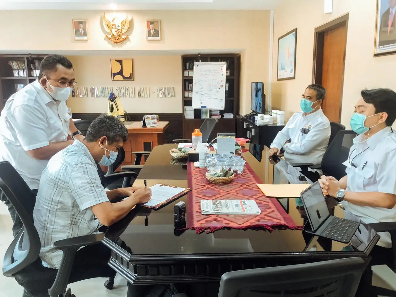 Penandatanganan  Kontrak pekerjaan konstruksi untuk Paket Pekerjaan Peningkatan Jaringan Irigasi DAS Tukad Pakerisan di Kabupaten Gianyar