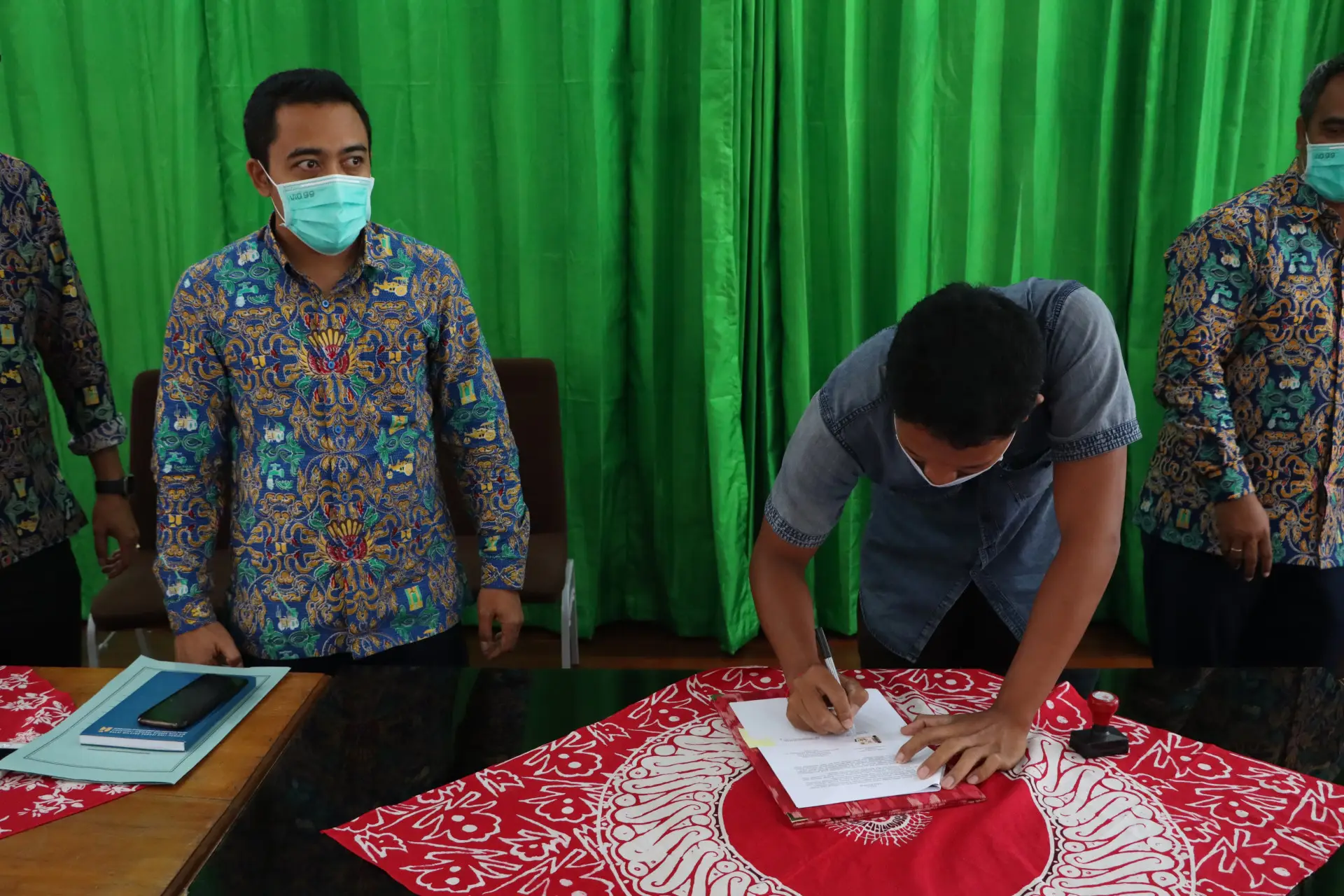 penandatanganan kontrak paket-paket pekerjaan di BWS Bali-Penida