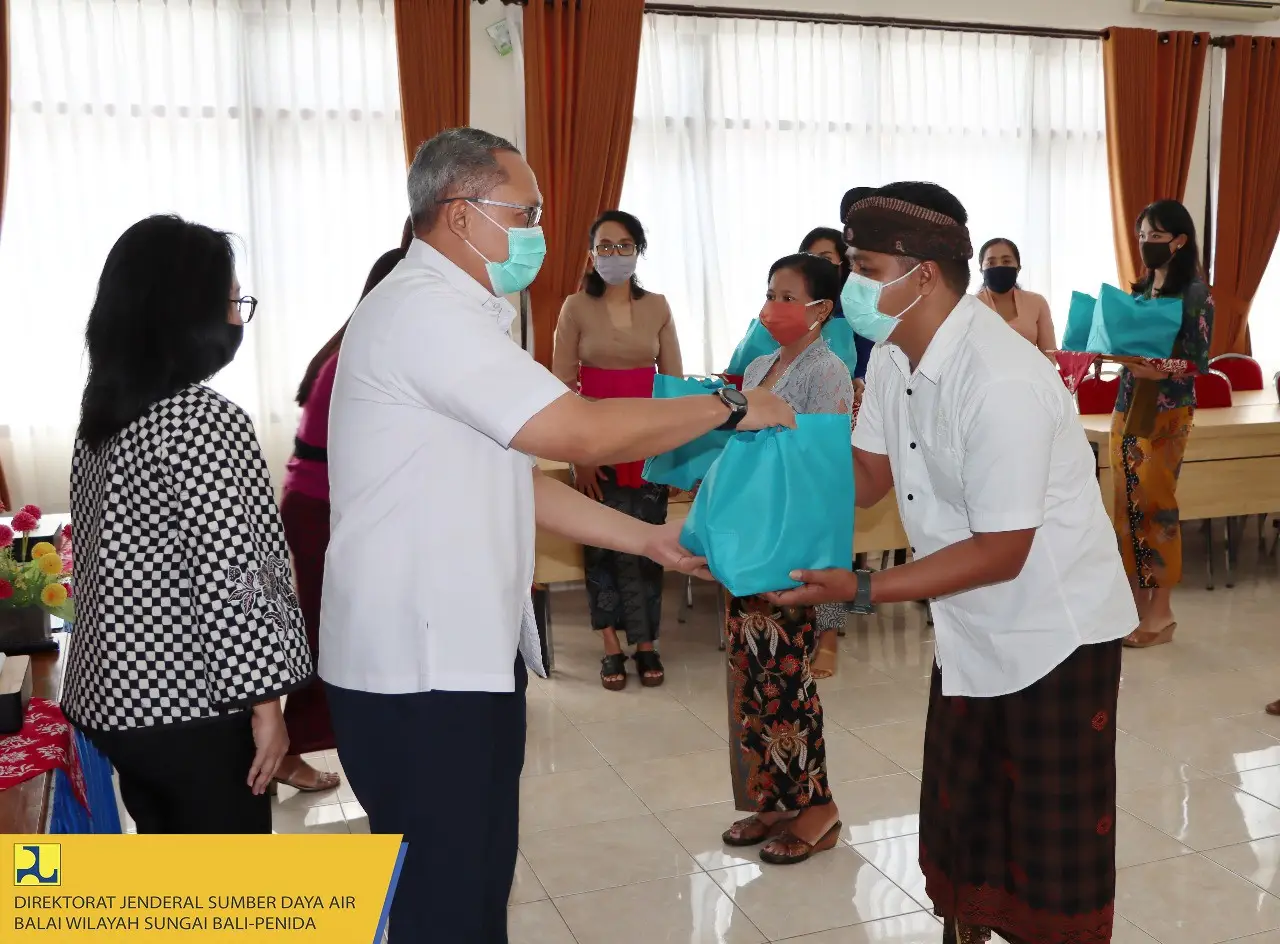 Penyerahan Paket Bantuan kepada Pegawai PNS Golongan I & II, Pegawai NON PNS, dan Outsorcing di lingkungan Balai Wilayah Sungai Bali-Penida