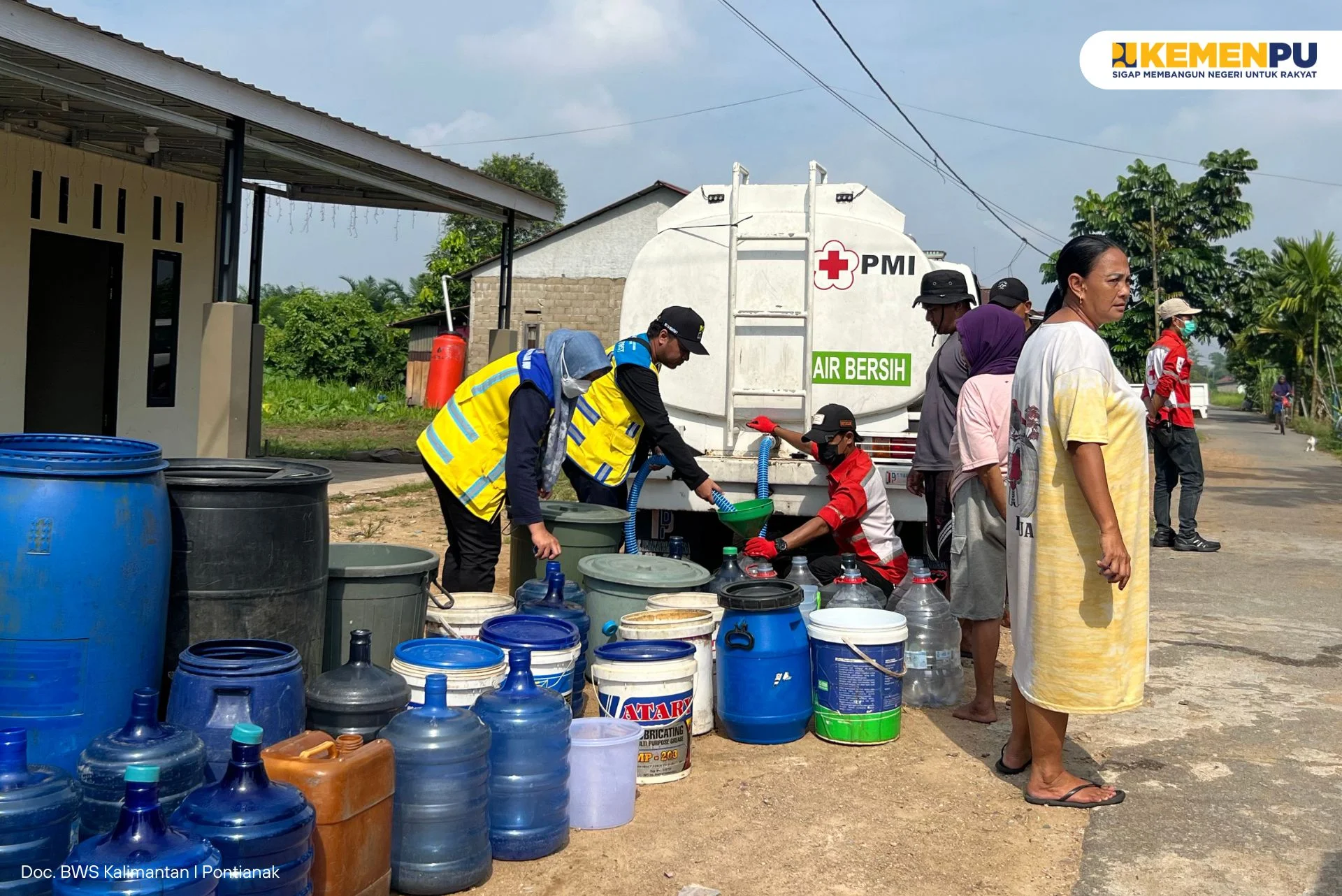 bws-kalimantan-i-bersama-pmi-salurkan-5000-liter-air-bersih-bagi-warga-desa-sungai-malaya