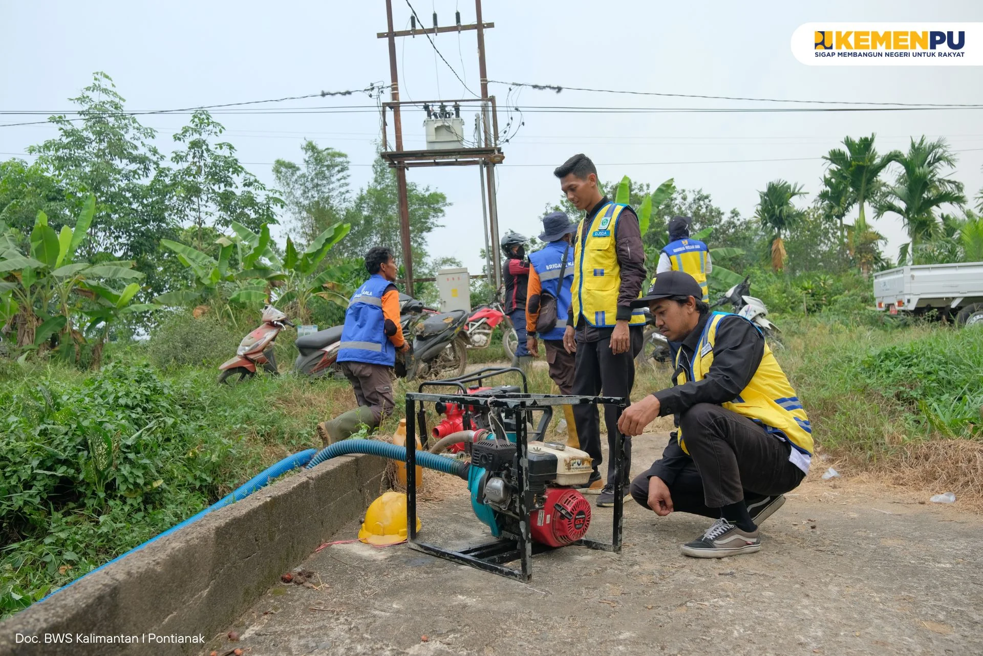 penanganan-karhutla-bws-kalimantan-i-salurkan-dukungan--pompa-air-dan-masker-di-desa-limbung