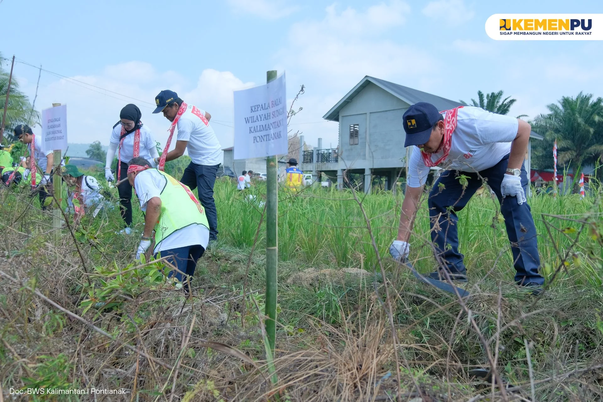 balai-wilayah-sungai-bws-kalimantan-i-bersama-pemerintah-kabupaten-sanggau-dan-masyarakat-menggelar-gerakan-irigasi-bersih-tahun-2026-di-daerah-irigasi-di-temiang-mali-i