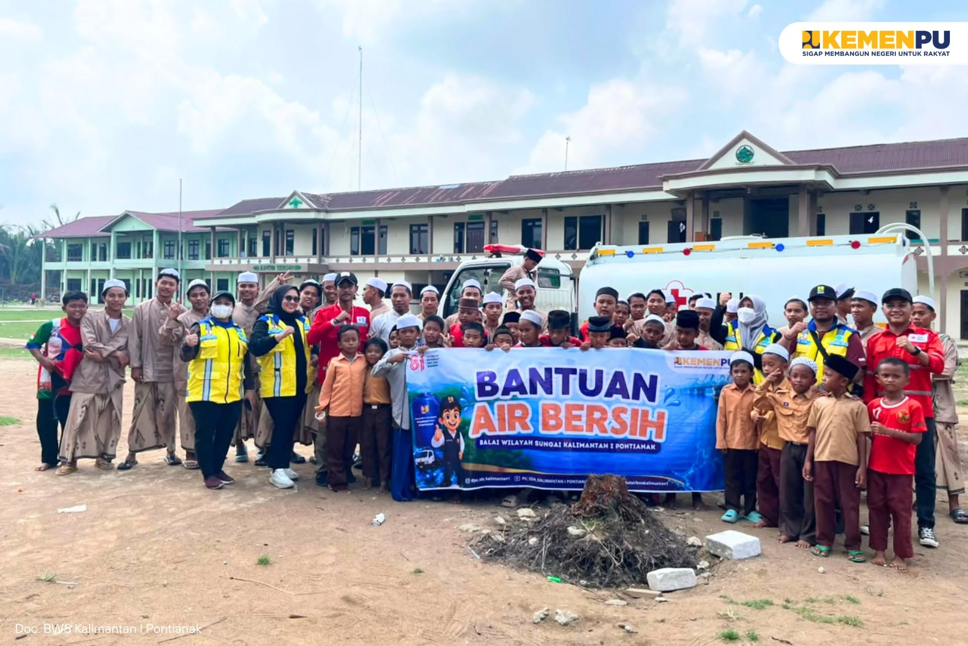 bws-kalimantan-i-dan-pmi-bantu-penuhi-kebutuhan-air-bersih-pondok-pesantren-darut-tauhid