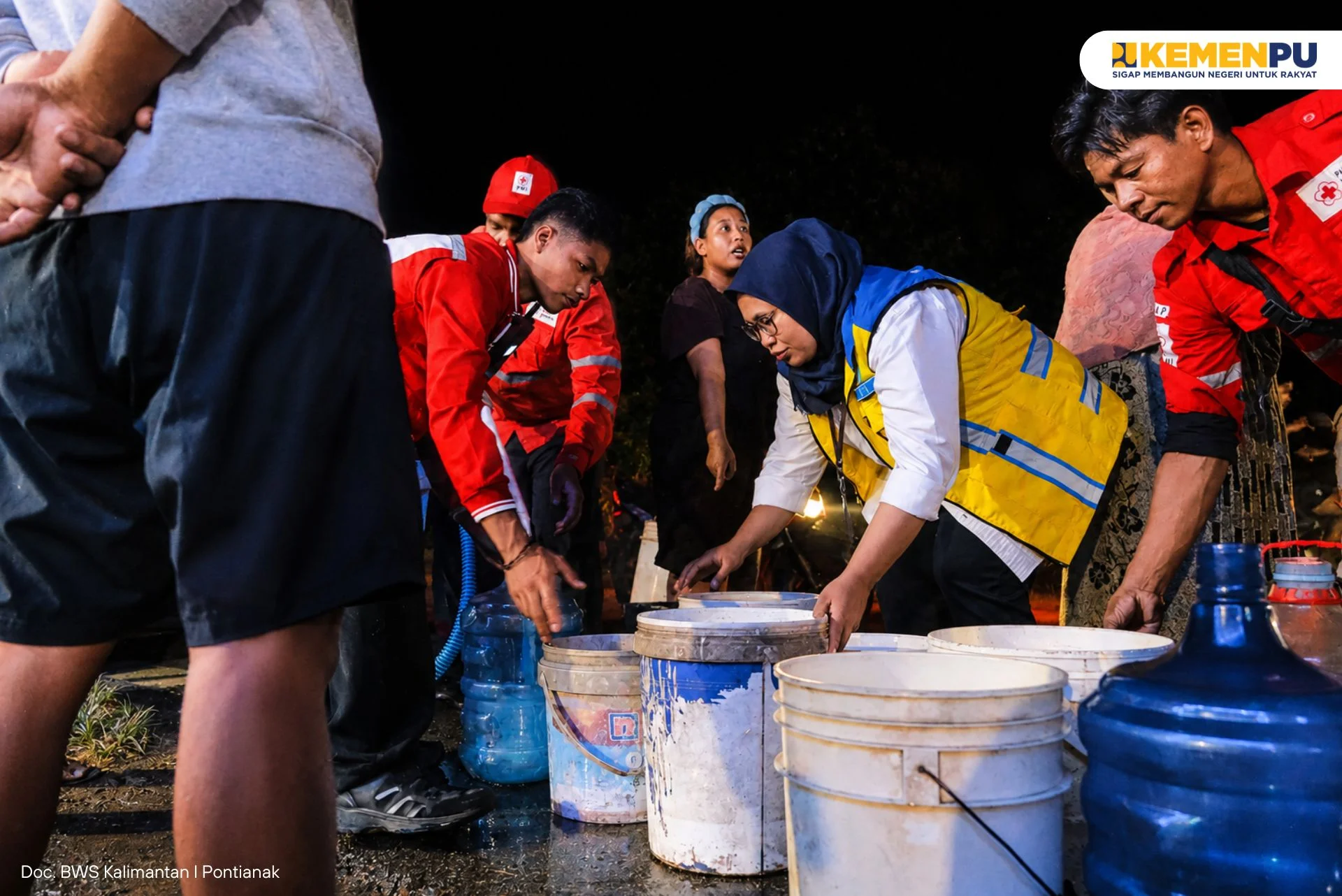 bws-kalimantan-i-bersama-pmi-kalbar-menyalurkan-5000-liter-air-bersih-untuk-warga-siantan-hilir