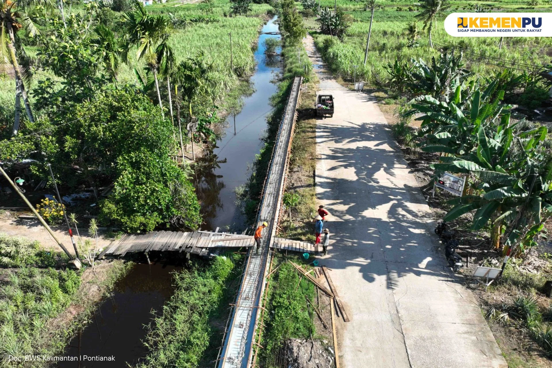 lindungi-kawasan-purnama-ii-dari-risiko-erosi-bws-kalimantan-i-bangun-perkuatan-tebing-parit-tokaya