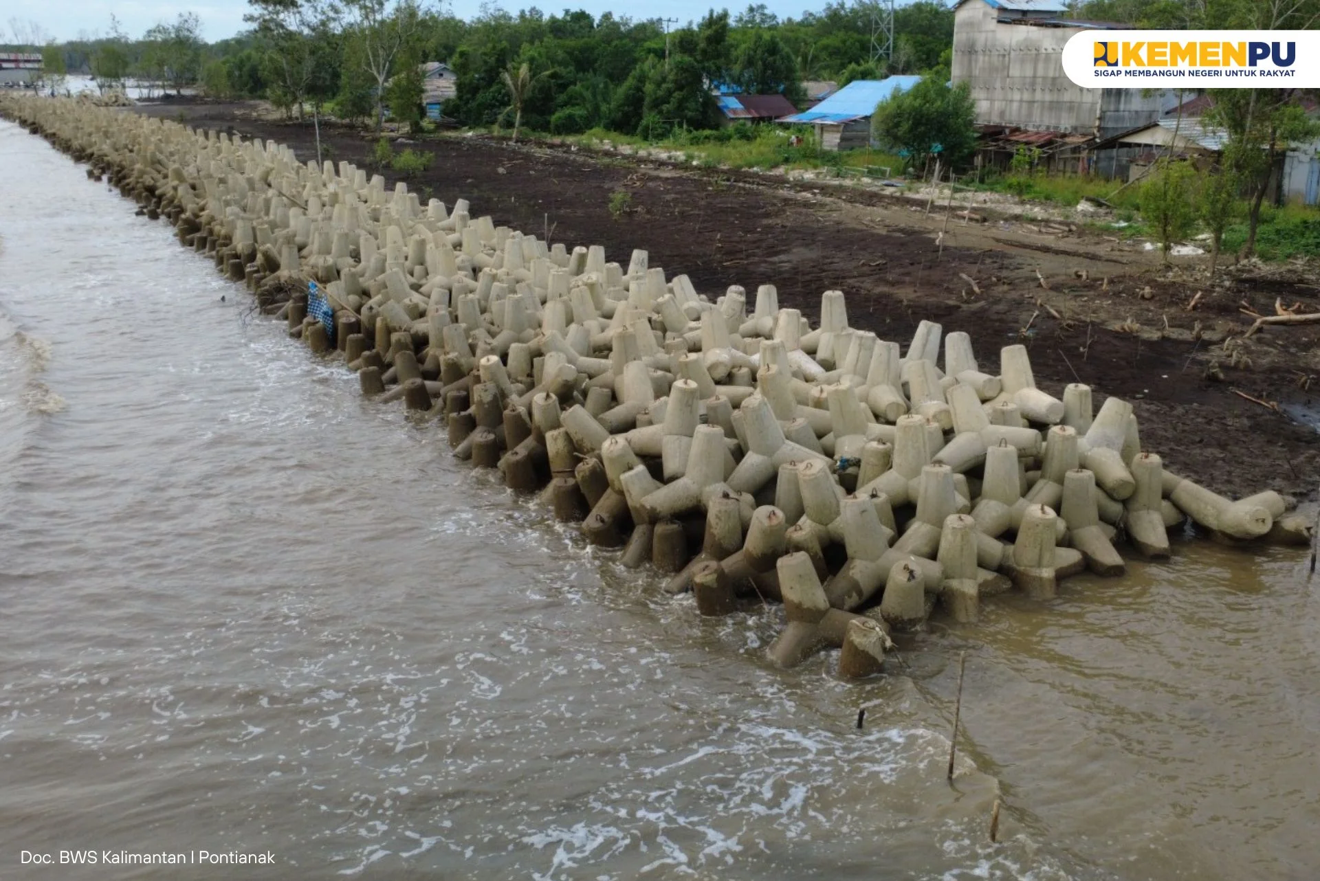 pengaman-pantai-teluk-pakedai-dibangun-abrasi-pesisir-kubu-raya-ditangani
