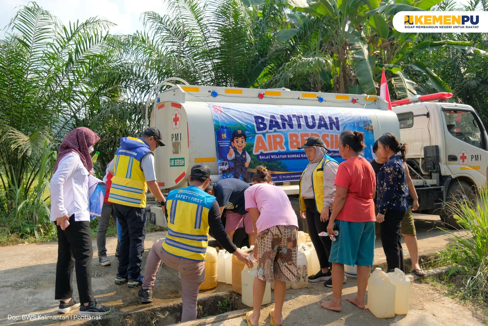 bws-kalimantan-i-dan-pmi-distribusikan-10000-liter-air-bersih-bagi-warga-terdampak-kemarau-di-dusun-mali-raya-kabupaten-sanggau