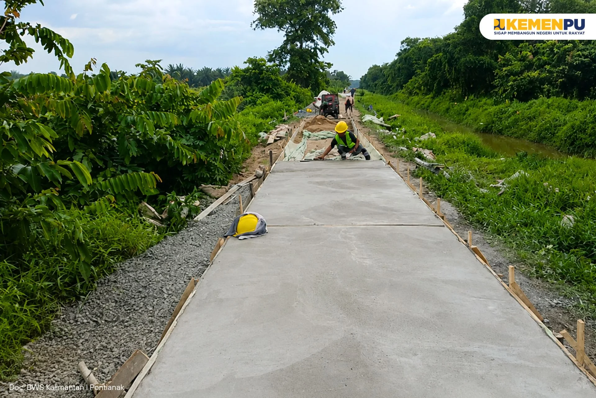 dukung-produktivitas-pertanian-bws-kalimantan-i-bangun-jalan-inspeksi-dir-teluk-bayur-di-kubu-raya
