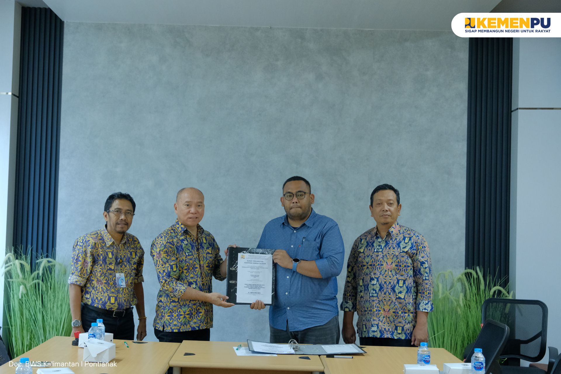 penandatanganan-kontrak-pekerjaan-pembangunan-perkuatan-tebing-drainase-utama-kota-pontianak