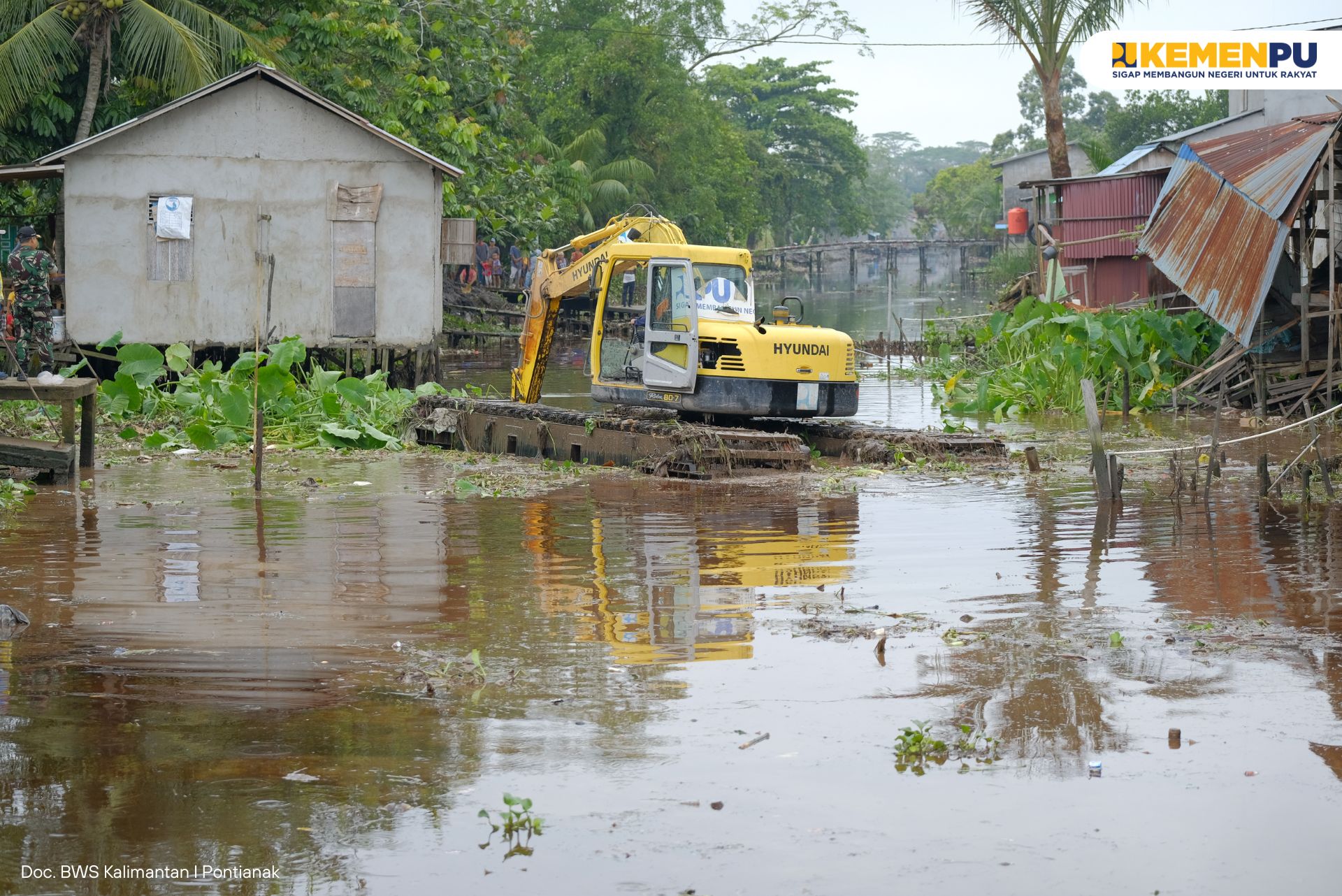 -jaga-kelestarian-lingkungan-bws-kalimantan-i-dan-tni-au-lanud-supadio-berkolaborasi-dalam-aksi-bersih-sungai-kuala-dua--