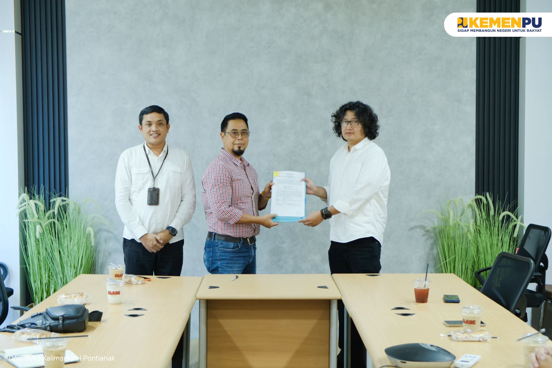 penandatanganan-kontrak-peningkatan-daerah-irigasi-rawa-tebas-komplek-kebun-jeruk-kabupaten-sambas