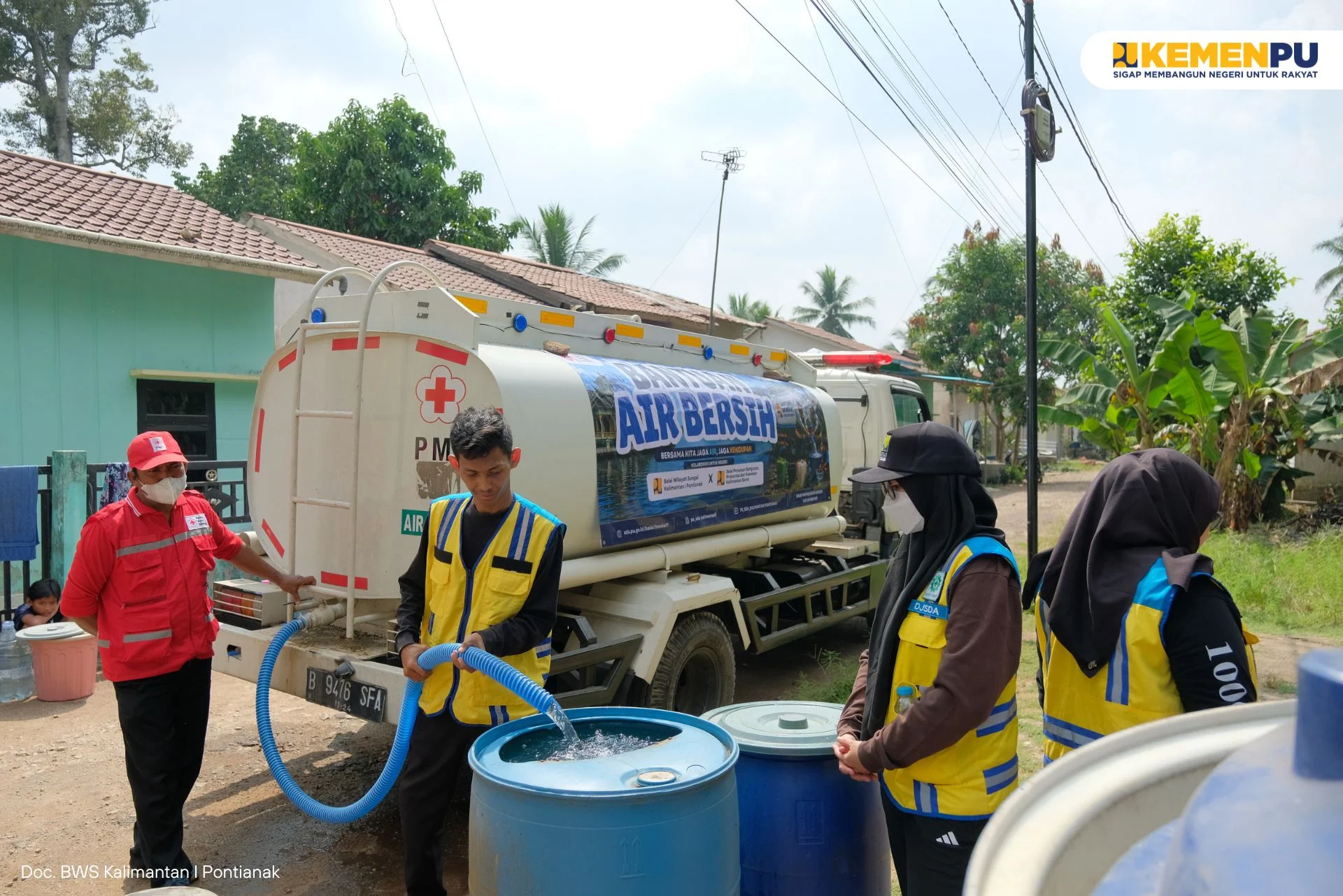 bws-kalimantan-i-salurkan-5000-liter-air-bersih-untuk-warga-desa-sungai-rengas-yang-terdampak-kekeringan