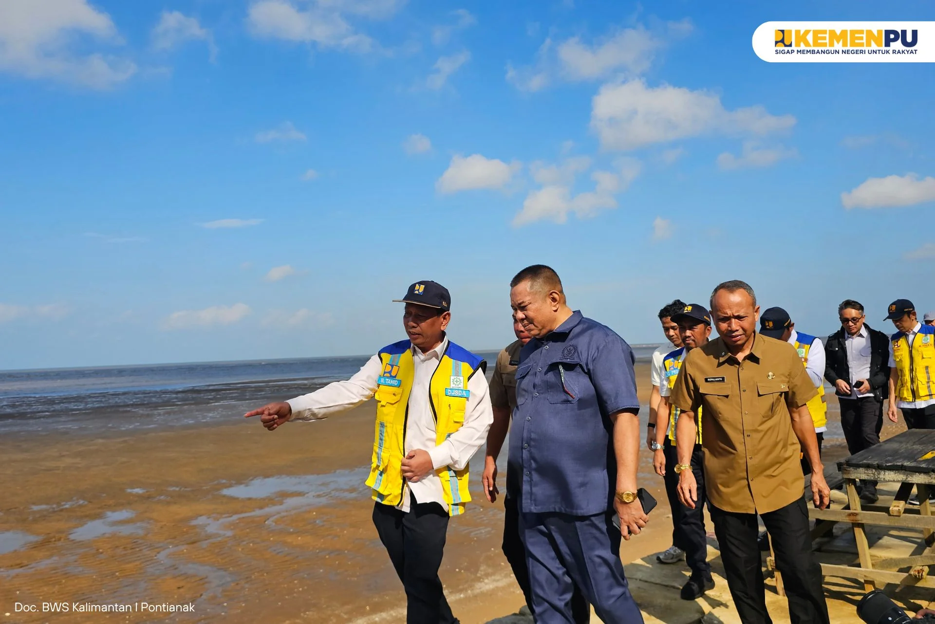 pastikan-manfaat-infrastruktur-bagi-masyarakat-bws-kalimantan-i-tinjau-bangunan-pengaman-pantai-kinjil-pesisir--