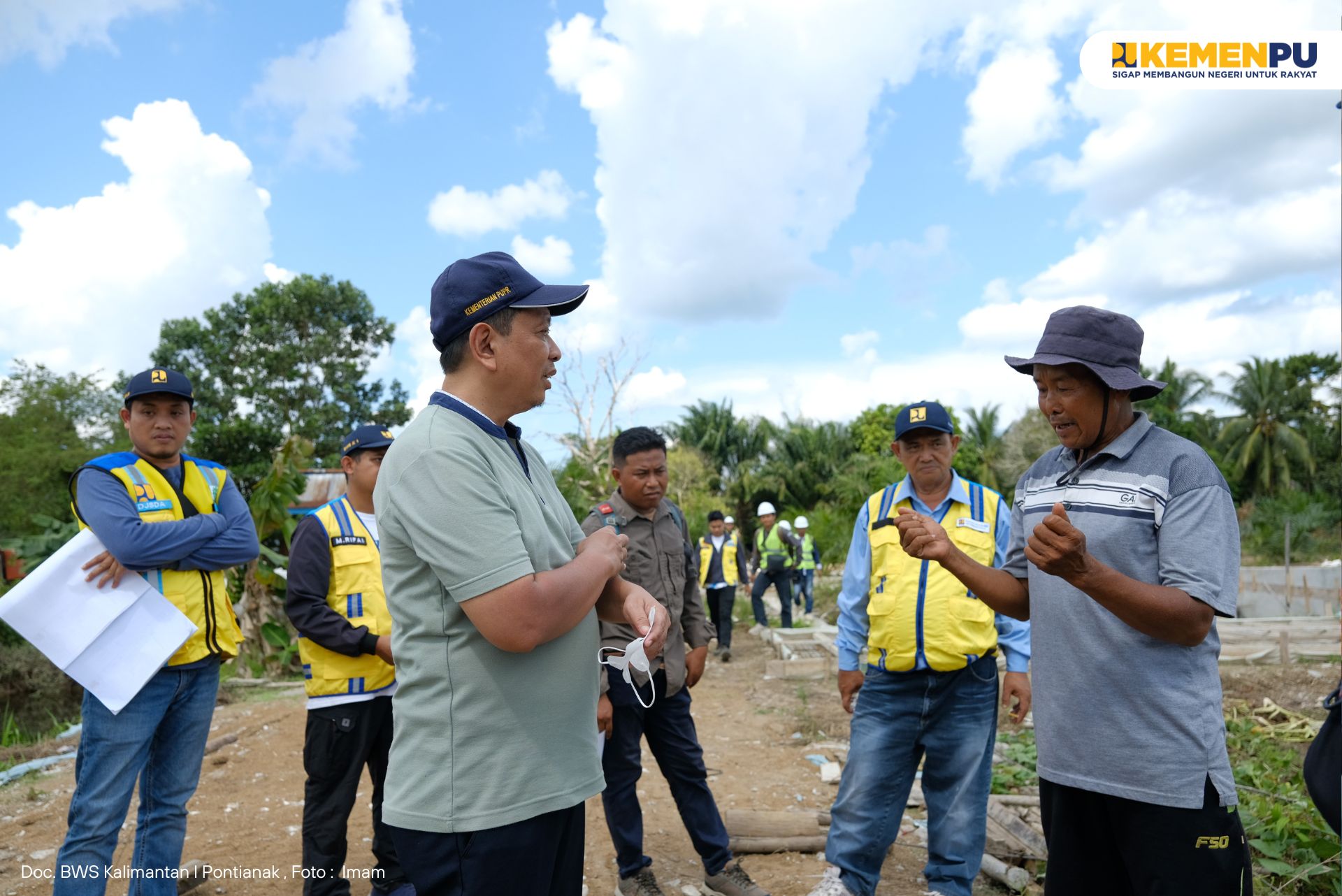 kepala-bws-kalimantan-i-pontianak--pantau-pembangunan-pintu-air-di-kubu-raya