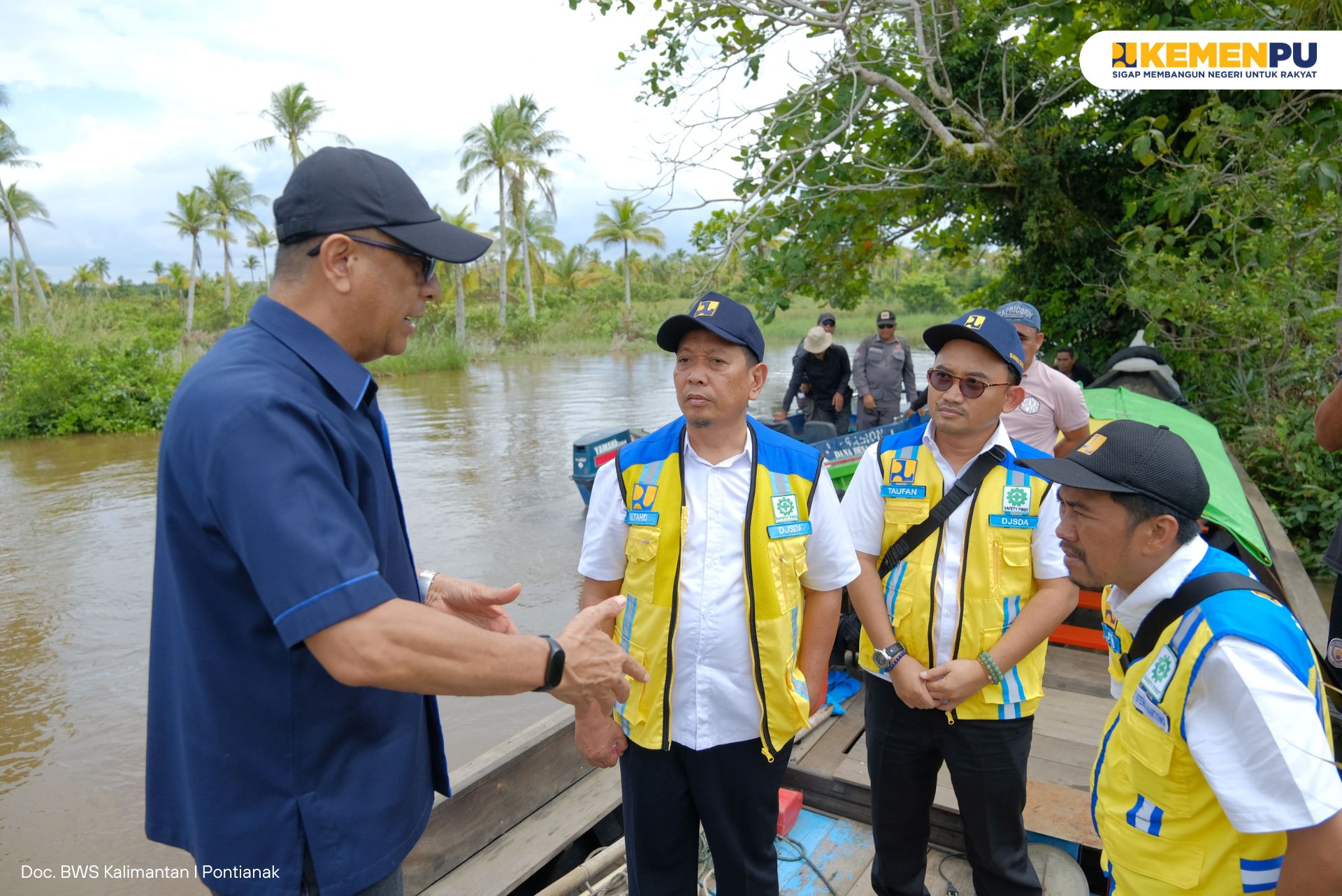 bws-kalimantan-i-dampingi-syarief-abdullah-tinjau-abrasi-pesisir-tanjung-saleh-soroti-ancaman-abrasi-dan-genangan-yang-berdampak-pada-permukiman-warga--