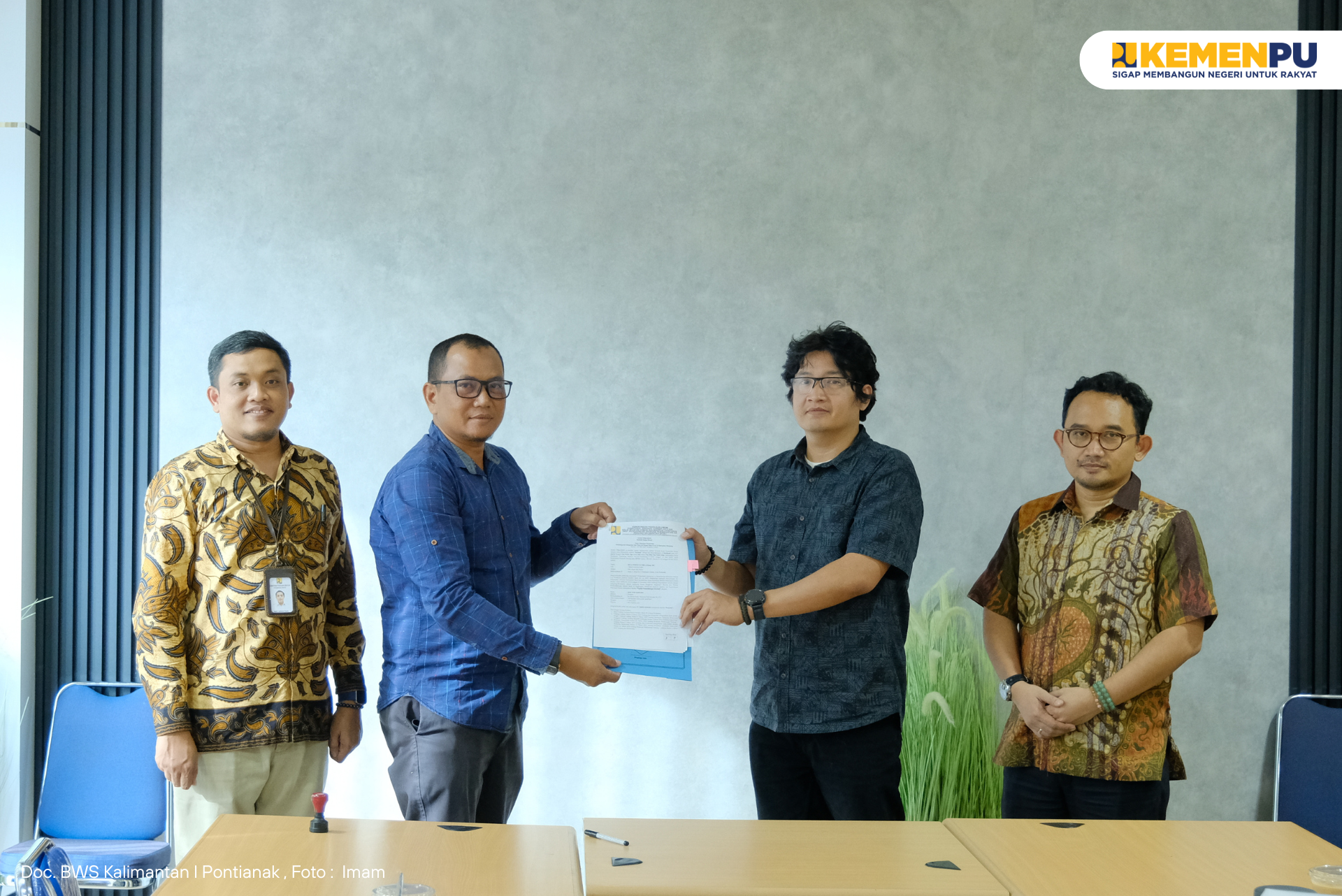 penandatanganan-kontrak-untuk-dua-paket-pekerjaan-pembangunan-bangunan-dan-pintu-air-irigasi-di-daerah-irigasi-rawa-dir-kabupaten-ketapang-dan-kabupaten-kubu-raya
