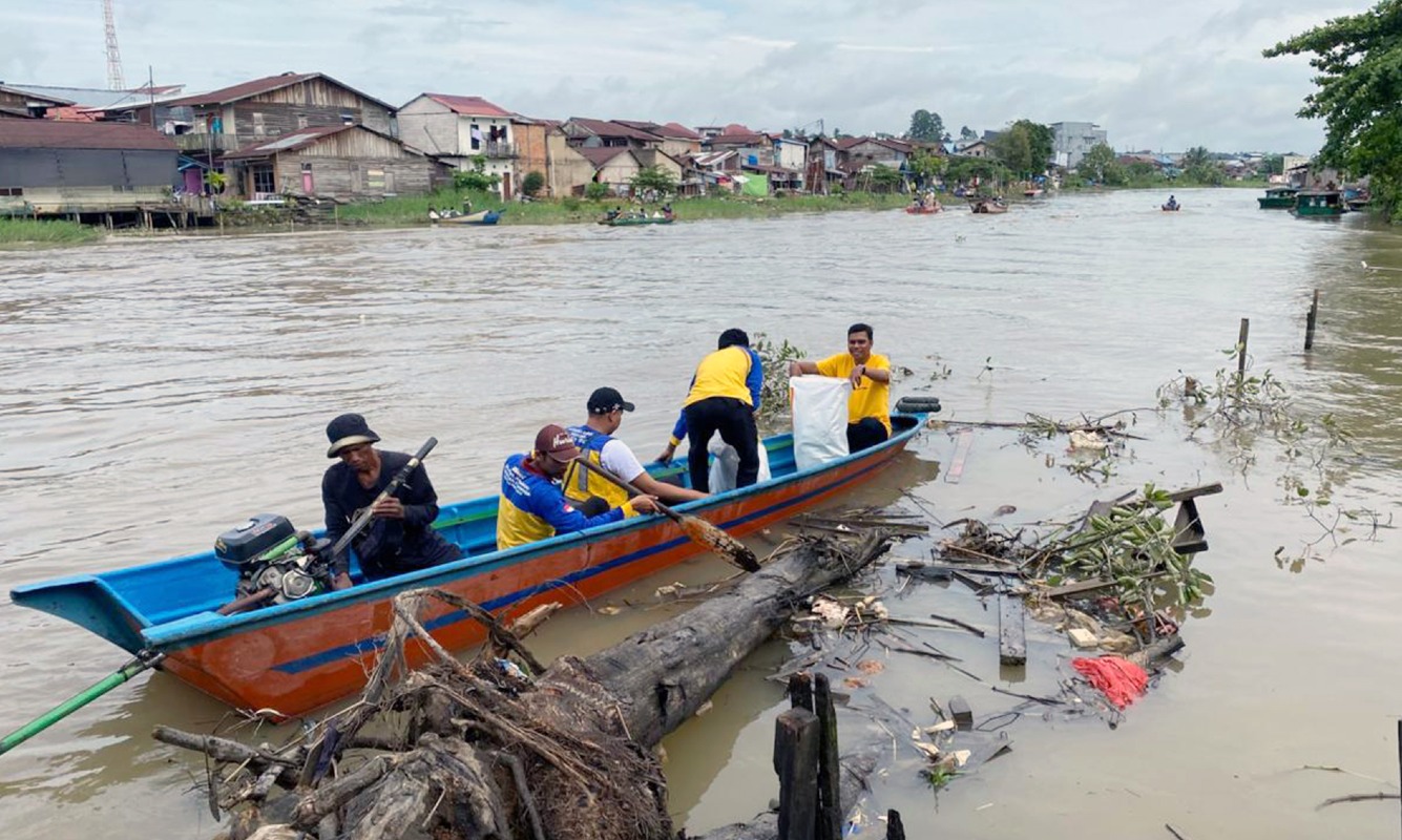 BWS Kalimantan IV Samarinda Turun Langsung dalam “Gerakan Perahu Ketinting Pungut Sampah Sungai Karang Mumus” bersama Pemerintah Kota Samarinda