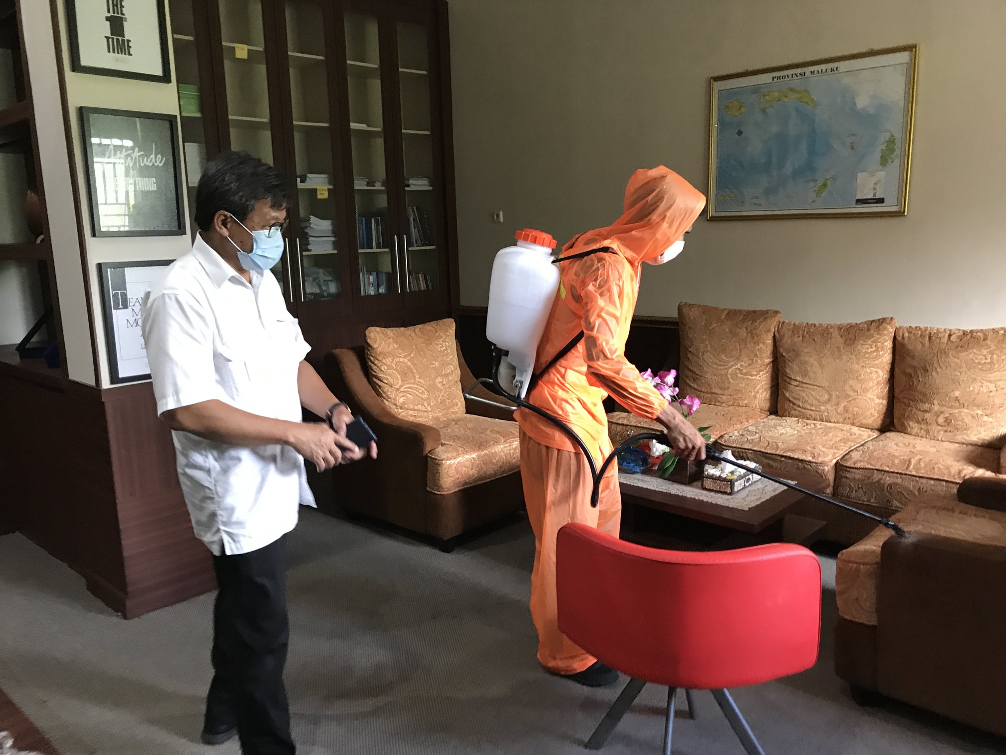 Penyemprotan Disinfektan di Kantor Balai Wilayah Sungai Maluku untuk Mencegah Penyebaran Covid-19