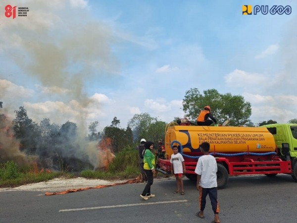 Perkuat Penanganan Karhutla di Kalimantan Selatan, Kementerian PU Siagakan Truk Tangki Air di Tiga Posko Strategis
