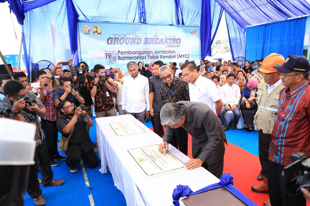 GROUND BREAKING PEMBANGUNAN JEMBATAN BAHTERAMAS TELUK KENDARI