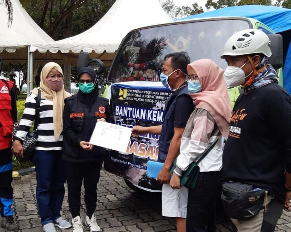 BWS Sulawesi IV Kendari Salurkan Bantuan untuk Korban Banjir Bandang Sassamba Luwu Utara