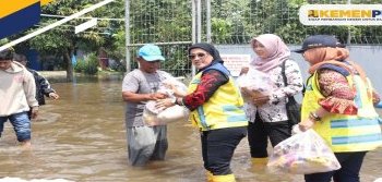 Gambar Pemberian Bantuan Kepada Masyarakat Terdampak Banjir Pekanbaru