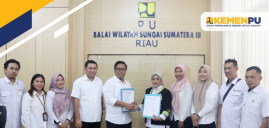 Gambar Serah Terima Peminjaman Bahan Banjiran dari Balai Wilayah Sungai Sumatera III Pekanbaru kepada Baial Wilayah Sungai Sumatera V Padang